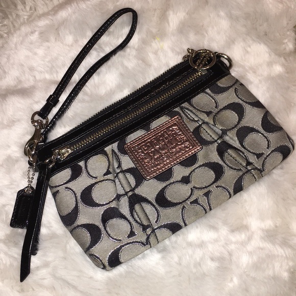 Coach Handbags - Coach Poppy Clutch